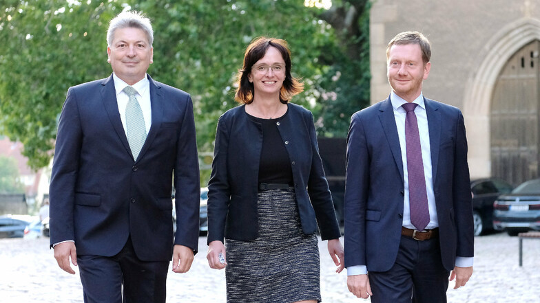 Arndt Steinbach (l.) neben der kommissarischen Landrätin Janet Putz und Ministerpräsident Michael Kretschmer am Montagabend bei seiner Verabschiedung vorm Meißner Dom.