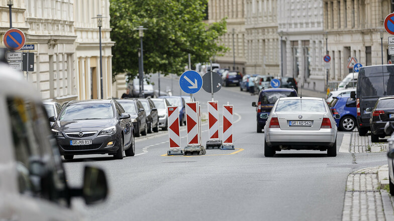 Eine der vorübergehenden Verkehrsinsel auf der Landeskronstraße: Sie soll Fußgängern das Überqueren erleichtern.