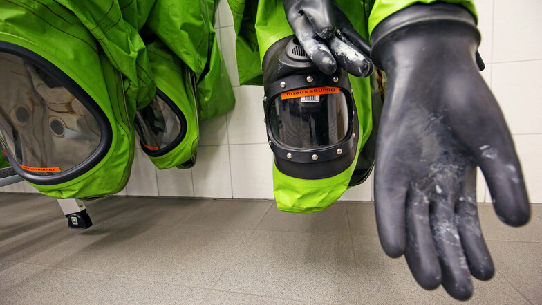 Aufgehängt: Sogenannte Chemikalien-Schutzanzüge werden in Glaubitz gereinigt und geprüft. Feuerwehrleute brauchen sie etwa bei Unfällen mit Gefahrgut-Lkws.