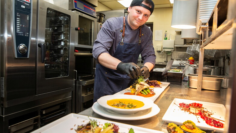 Sven Oswald, Küchenchef des Waldblick-Restaurants in Friedersdorf bei Pulsnitz, ist begeistert: Beim Wettbewerb Kochsternstunden kann er sich einmal richtig kulinarisch austoben.