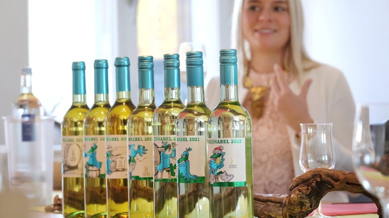 Bereits zum siebenten Mal präsentierte die Winzergenossenschaft mit dem Grünschnabel den ersten Wein des neuen Jahrgangs. Vom Jahrgang 2022 kostete auch Weinkönigin Sabrina Papperitz.