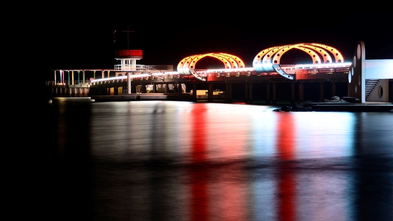 Besonderer Tipp: Die Kellenhusener Seebrücke wird als einzige Seebrücke in Deutschland jeden Abend nach Einbruch der Dunkelheit farbig wechselnd illuminiert.