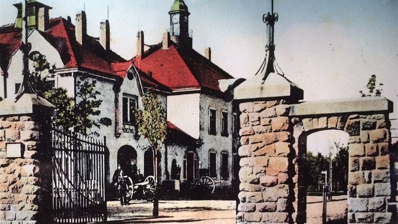 Der Postkartenauszug zeigt das inzwischen abgerissene Gebäude um 1915.