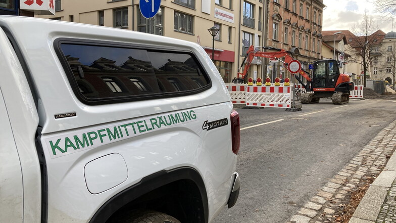 Fahrzeug und Mitarbeiter des Kampfmittelräumdienstes kontrollieren wiederholt die Baustelle auf der Bahnhofstraße.