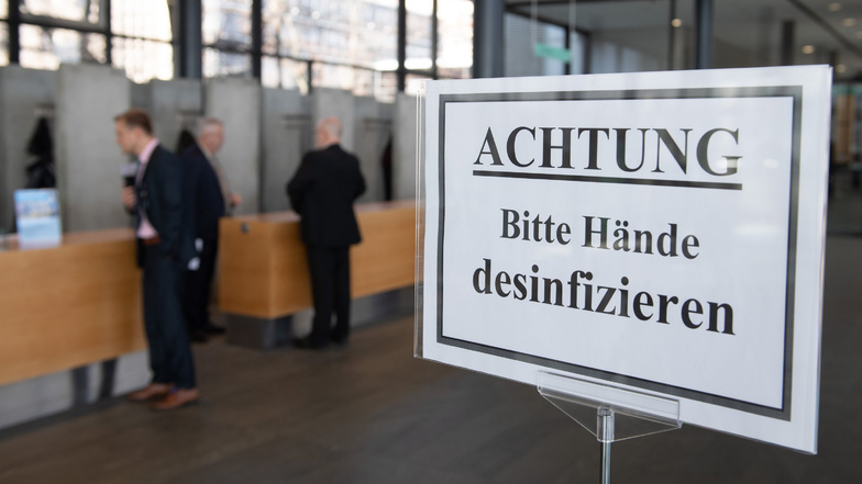 "Achtung Bitte Hände desinfizieren" steht im Foyer des Landtags vor Beginn der Plenarsitzung. 