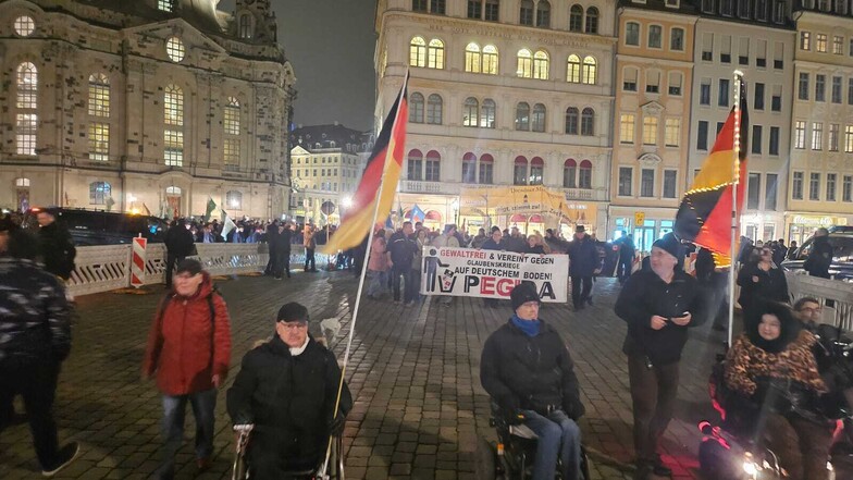 Etwa 700 Menschen haben am Montagabend an der Pegida-Demonstration in Dresden teilgenommen. Die Polizei ermittelt.