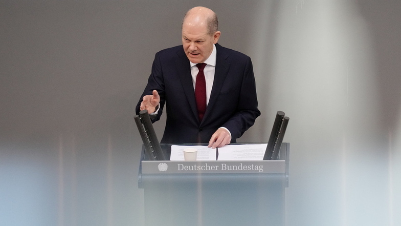 Olaf Scholz (SPD) ist gerade einmal 82 Tage Kanzler, als er am 27. Februar 2022 im Bundestag die Rede hält, die möglicherweise die bedeutendste seiner Amtszeit bleiben wird.