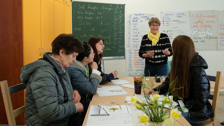 Unterricht in den Räumen der Diakonie Meißen in Großenhain: Margit Fiebig, Lehrerin für Englisch und Russisch, vermittelt ihren ukrainischen Schülerinnen ehrenamtlich Deutschkenntnisse.