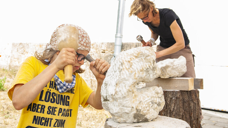Pepe (10) und seine Mutter Susanne Jacob machen beim Bildhauerkurs von Matthias Lehmann aus Meißen mit.