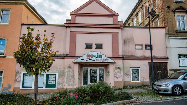 Das ehemalige Kino an der Bahnhofstraße in Waldheim ist nur noch ein Schandfleck. Mit Modernisierungs- und Instandhaltungsmaßnahmen ist das nichts mehr zu machen.