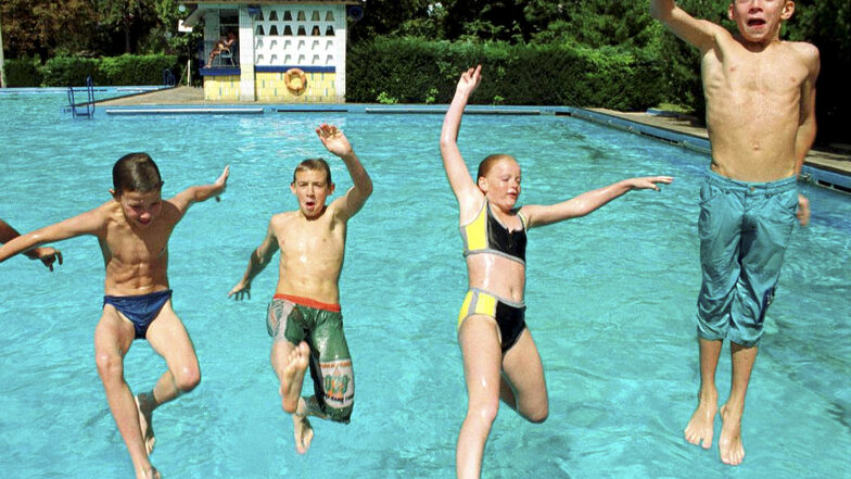 Im Jahr 2000 gab es das Freibad Bohnitzsch noch. Die Kinder auf dem Foto sind heute Mitte dreißig, und wenn sie Glück haben, werden ihre Kinder einmal wieder in Bohnitzsch ins Wasser springen können.