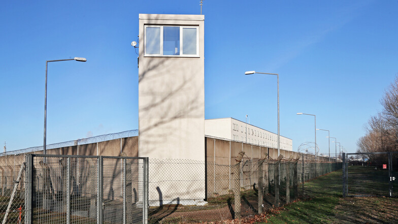 Vieles in der JVA Zeithain erinnert an die Vergangenheit als Strafvollzugseinrichtung. Einer der beiden Wachtürme steht noch, er wird aber nicht mehr genutzt.