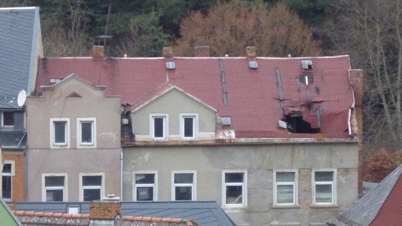 Dachschaden: das herrenlose Haus Lange Straße 47 in Sebnitz.