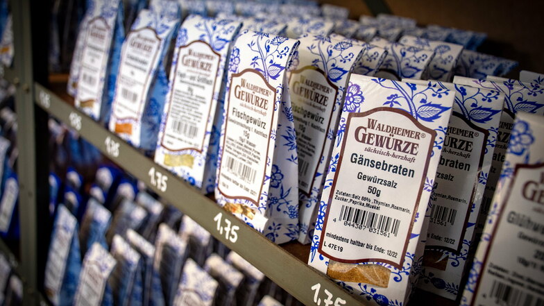 Die Gewürzmischungen, die in Waldheim produziert werden, sind wie die Gewürze und Kräuter in den blau-weißen Zwiebelmustertüten verpackt.