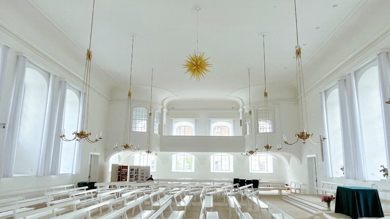 Die Schwesternempore im Kirchensaal Herrnhut. Sonntag gibt es ein Gemeindefest.