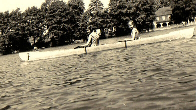Viele Jahrzehnte lang waren Paddel- und Ruderboote auf dem Schmelzteich unterwegs. Rechts im Hintergrund ist die „Hüttenschänke“ zu erkennen.
