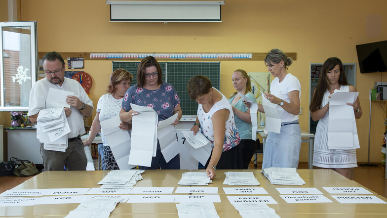 Die Wahlhelfer hatten wie hier in Pesterwitz alle Hände voll zu tun beim Auszählen der Stimmzettel. Noch nie zuvor traten so viele Parteien (18) zur Landtagswahl an.
