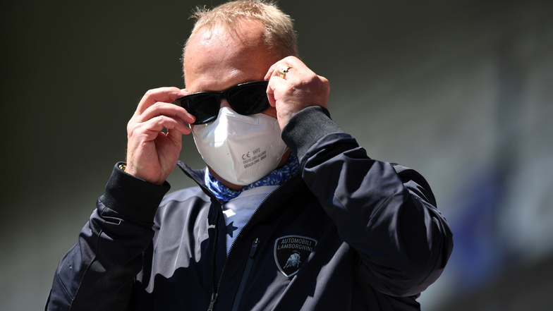 Die Mundschutzpflicht gilt auch für den Präsidenten des FC Erzgebirge: Helge Leonhardt trägt zur Sonnenbrille eine schlichte Maske.