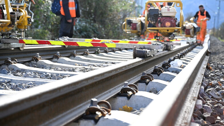 Im Zuge des Bahnunglücks von Garmisch-Partenkirchen untersucht die Deutsche Bahn weitere 130.000 Betonschwellen.
