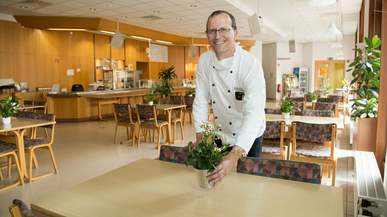 Samuel Meier leitet die Caféteria und die Küche im Emmaus Krankenhaus. Hier kann wieder gefeiert werden.