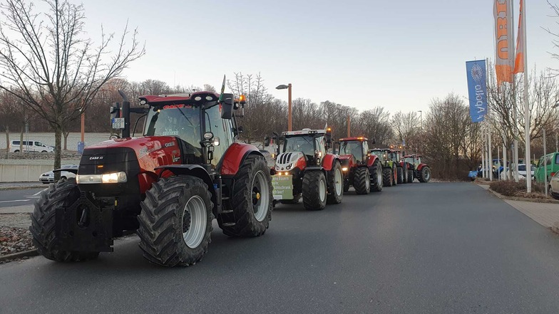 Landwirte versammeln sich in Dresden-Weißig, um mit ihren Fahrzeugen in die Innenstadt weiterzufahren.