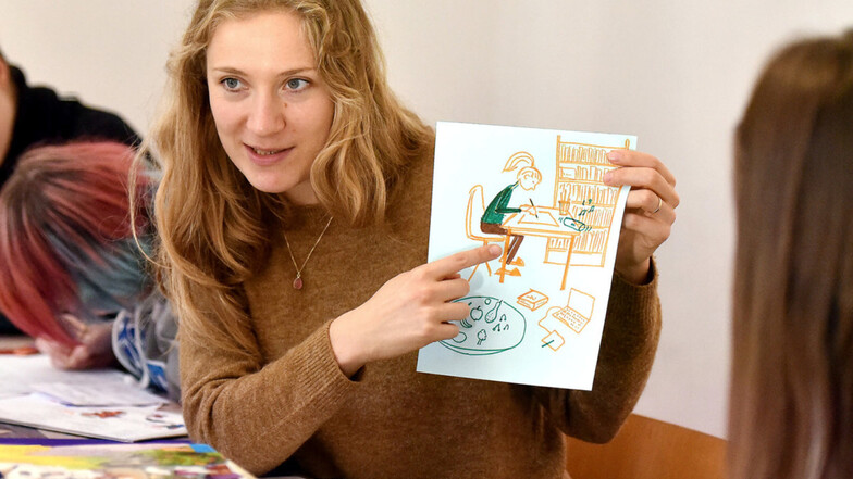 Illustratorin Raphaela Doğan zeigt den Kindern, wie man einen Comic entwirft.