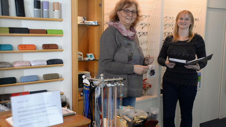 Doris Hoffmann und Tochter Annelie Hoffmann führen das Geschäft Augenoptik Neuhäußer in Niesky. Von einer Schließung sind die Augenoptiker zwar auch betroffen, aber sie sollen einen Notdienst für die Bürger anbieten.