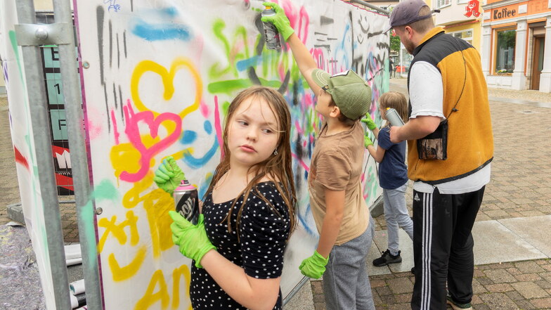 Auf dem Niedermarkt konnten sich bei der Kulturnacht  Kinder und Jugendliche unter Anleitung von Tom Händler im Gestalten und Sprühen von Graffiti ausprobieren