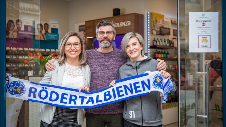 Lidiya Ulbrich-Wagner (li.) vom Radeberger Geschäft Equivalenza, Rico Krampf vom HC und Handballerin Olesia Parandii freuen sich über den Vertragsabschluss.