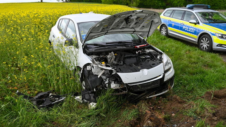 Unfall bei Schönbach: Auto landet auf dem Feld