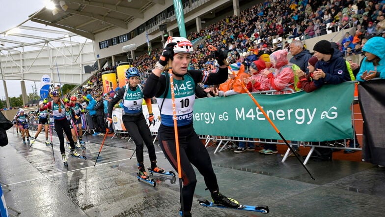 Nasse Athleten, volle Ränge:  Die Zuschauer im Heinz-Steyer-Stadion feuerten die Biathletinnen mit der Slowakin Paulina Fialkova an der Spitze an.