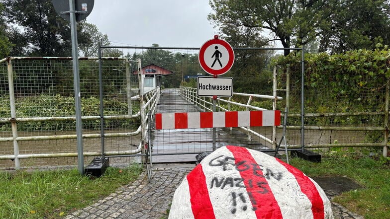 In Ostritz ist die Neißebrücke hinüber zum Bahnhof gesperrt.