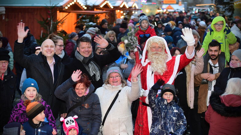 Oberbürgermeister Thomas Zenker und Citymanager Stephan Eichner eröffnen mit dem Weihnachtsmann den Zittauer Weihnachtsmarkt.