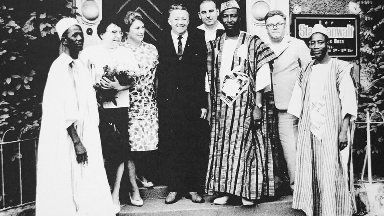 1967 besucht eine Delegation aus Segou das Riesaer Rathaus – in der Mitte Bürgermeister Rudolf Schröder, außerdem unter anderem Vertreter von Rat des Kreises und der SED-Kreisleitung.