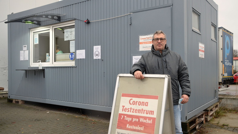 Zoran Stanojevic hat die Teststation in Markersdorf aufgebaut. "Die Menschen kommen aus der ganzen Umgebung zu uns", sagt er.