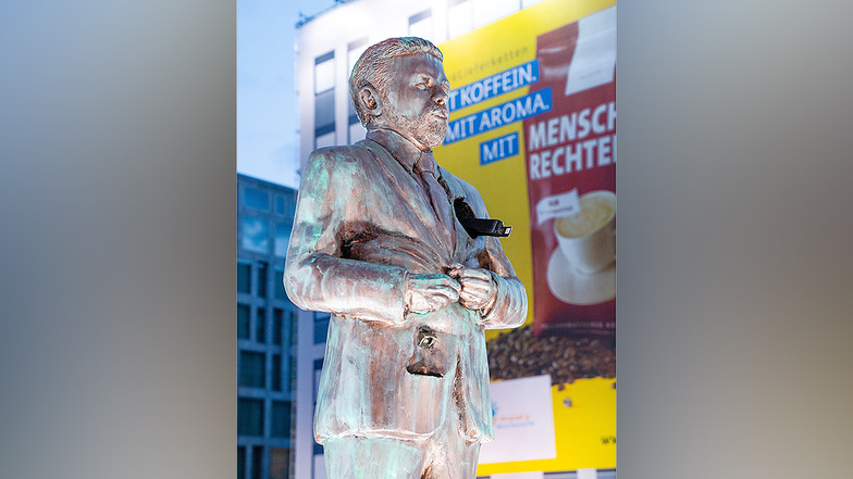Eine überlebensgroße Statue am Berliner Hauptbahnhof zeigt den Entertainer Klaas Heufer-Umlauf.