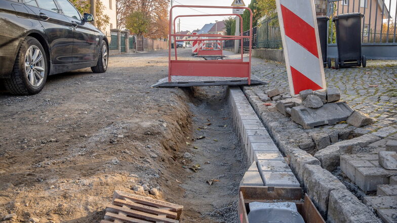 Die Dr.-Rudolf-Friedrichs-Straße wird im Abschnitt zwischen Kurt-Fischer-Straße und Moritzer Straße befestigt. So sah es dort kurz nach Beginn der Bauarbeiten Ende Oktober aus.