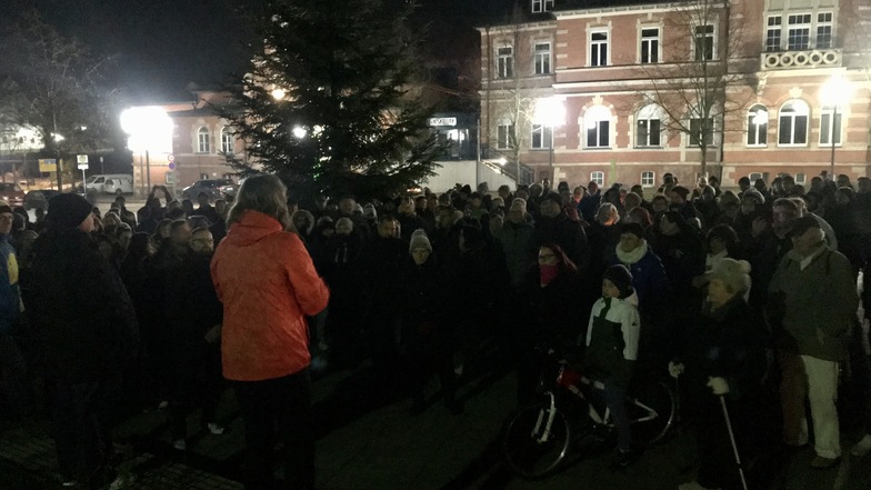 Die Ärztin Gerlind Läger redet zu einer Menschenmenge auf dem Rathausplatz in Oelsnitz/Erzgebirge. Masken? Fehlanzeige.