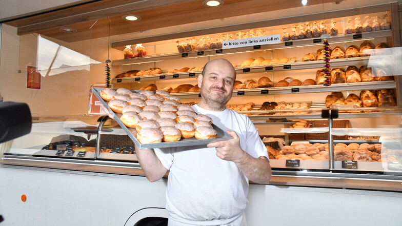 Bäcker Stefan Richter mit Pfannkuchen im provisorischen Verkaufswagen der Bäckerei Richter.