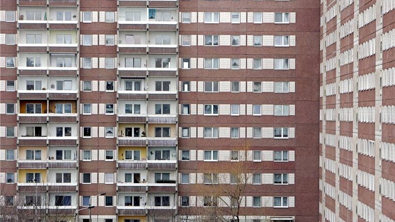 2007 wurden im Stadtteil Grünau 731 Wohnungen abgerissen.  Als die Wohnblöcke ab 1976 entstanden, war ein großer Bedarf an Wohnungen vorhanden, da die Altbauten in der Stadtmitte noch nicht saniert waren.