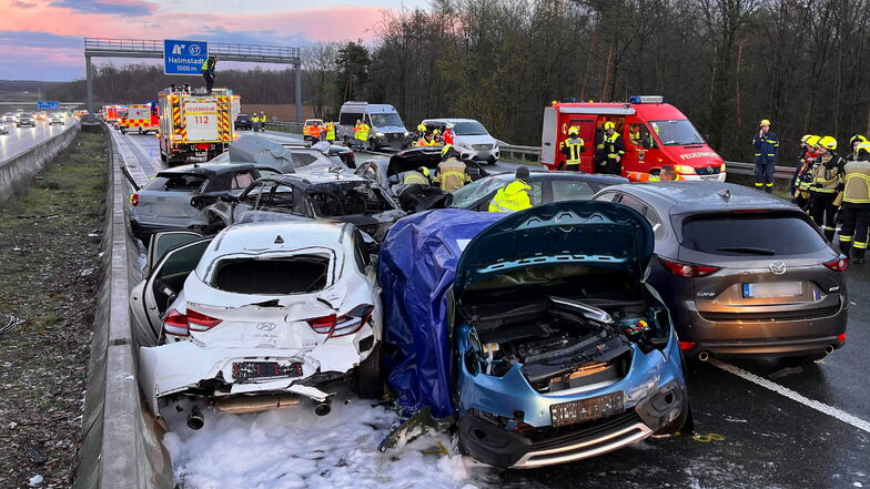 Mehrere Fahrzeuge stehen nach der Massenkarambolage an der Unfallstelle auf der Autobahn 3 in der Nähe von Würzburg.