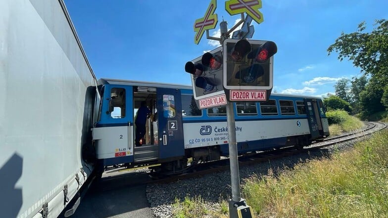Der Triebwagen der Tschechischen Bahn kollidierte mit dem Lastwagen auf einem unbeschrankten Bahnübergang.