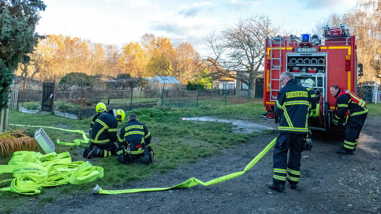 Feuerwehrleute aus Waldheim, Reinsdorf und Richzenhain sind zum Brand einer Laube in die Sparte des Schrebergartenvereins Richzenhain ausgerückt.