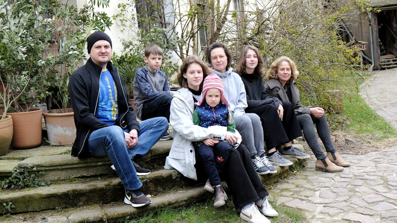 Veronica Bruckmoser (rechts, neben ihr Tochter Helene) hat auf dem Luminohof die Familie Kiruschko aus der Ukraine aufgenommen. Iwan Iastremskyi (links), der seit vier Jahren in Berlin lebt und arbeitet, ist zu Besuch gekommen.