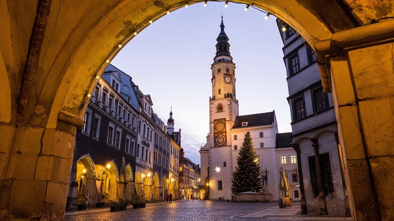Nicht nur der Weihnachtsbaum trägt am Görlitzer Untermarkt zur Stimmung bei, sondern auch die festlich beleuchteten Arkaden.