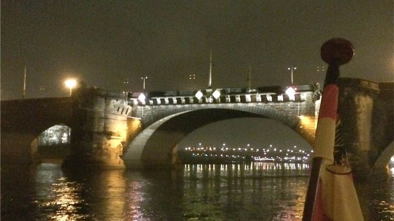 Nachts angestrahlt werden soll auch die sanierte Augustusbrücke. Bei diesem Test im November 2014 und drei weiteren Versuchen haben sich Fachleute schon einmal angesehen, wie das aussehen könnte.