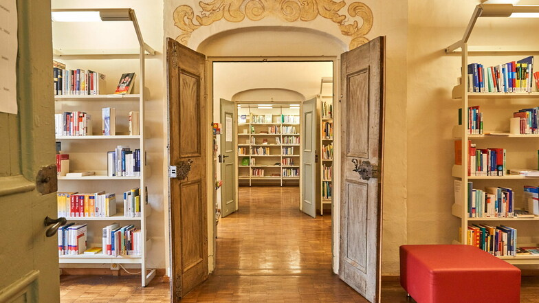 Pirnaer Stadtbibliothek: Die Bücherei lässt sich in den Ferien virtuell erkunden.