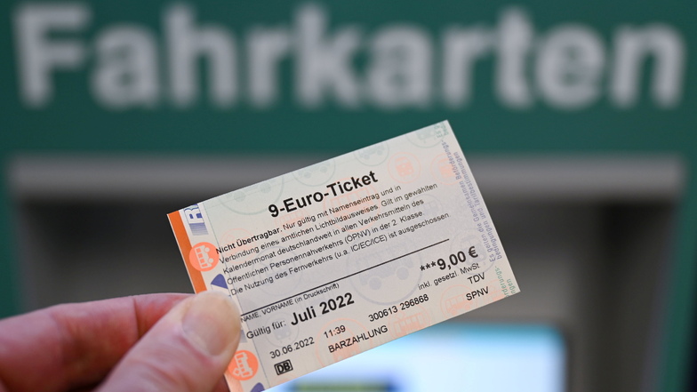 Der erste Monat mit dem 9-Euro-Ticket ist vorbei. Viele Bus- und Bahnfahrer haben bereits ein Ticket für Juli gekauft.