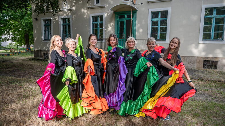 Die Frauen der Tanzgruppe des Ukraine-Treffs vor ihrem neuen Domizil in der Konsulstraße.