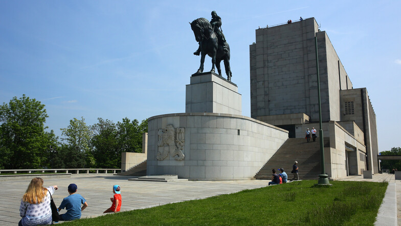 Alternative 5: Auf dem Vitkov-Hügel wurde Hussitenführer Jan Žižka ein riesiges Denkmal gesetzt. Von hier oben hat man traumhafte Ausblicke auf die Stadt.